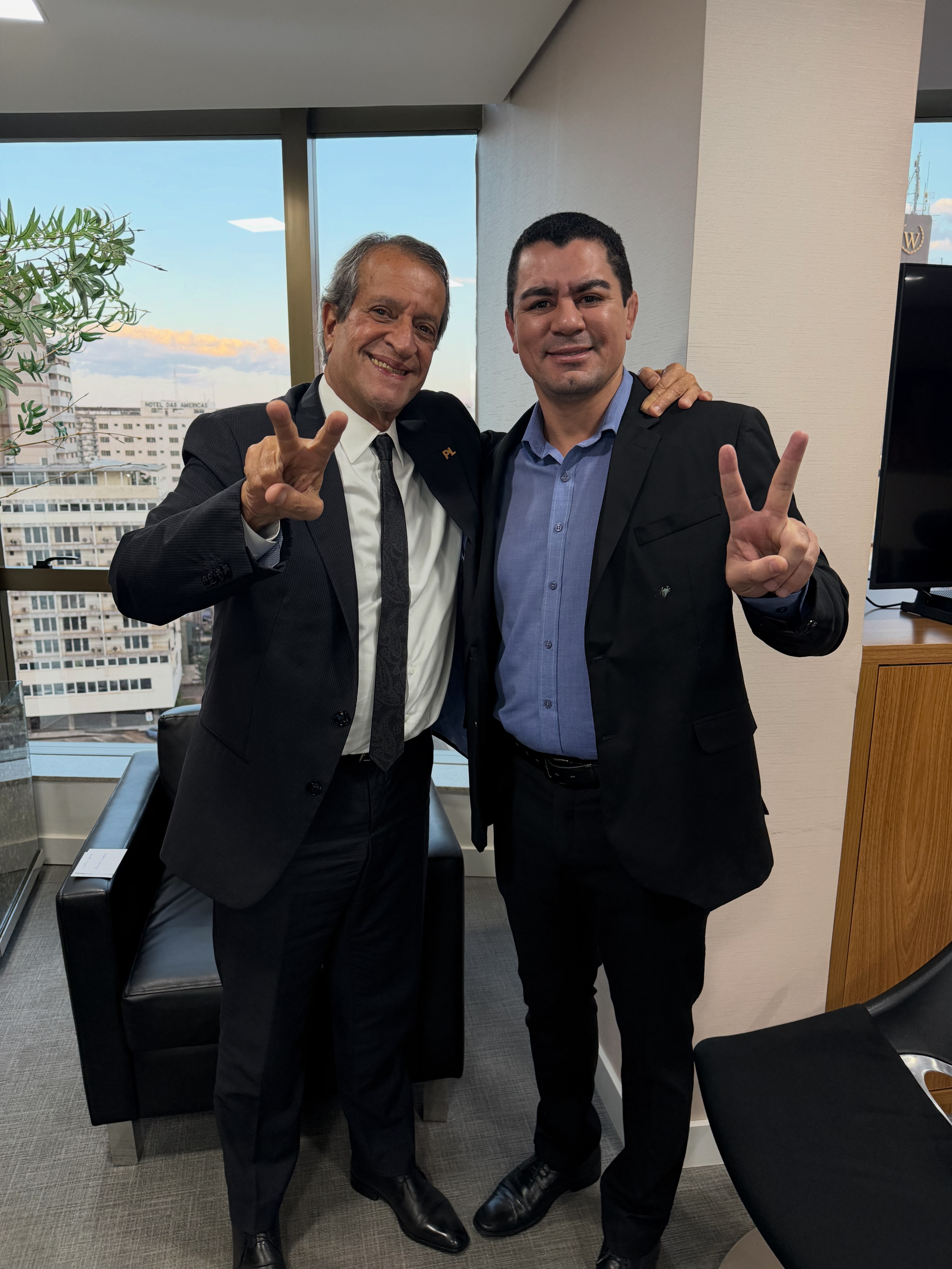 Deputado federal Daniel Trindade em reunião política com Valdemar Costa Neto para discutir o fortalecimento de Roraima